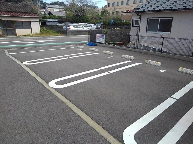 クラール　メゾンの駐車場