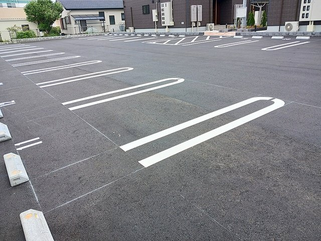 シャルフ飛江田　Ⅲの駐車場