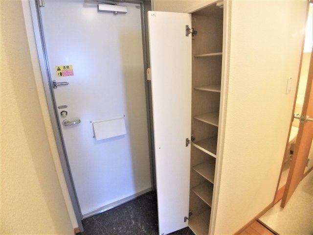 レオパレス浜川田の玄関|たっぷりと収納できる靴箱