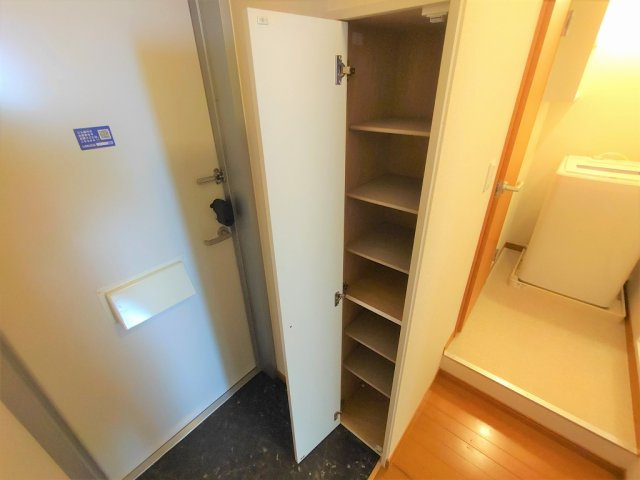 レオパレスリバーサイド下北の玄関|設備・仕様は号室により異なる為、現況を優先致します。