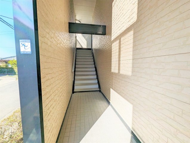 レオパレスオアシスのその他|外階段は屋根有なので濡れにくいです。