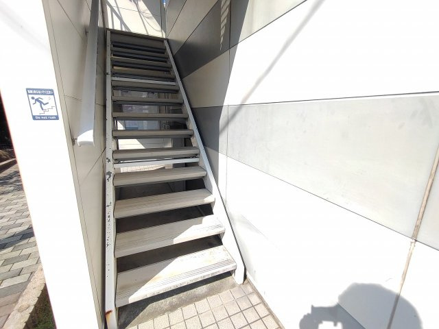 レオパレス宮崎神宮のその他|2Fへ上がる共有階段
