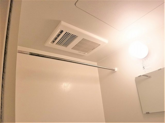 レオパレスグランデの浴室|浴室乾燥機能付きなので、雨の日でも洗濯物が乾かせます。