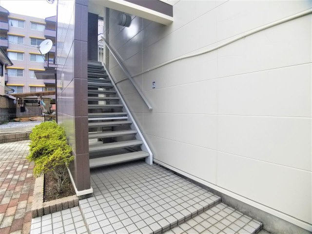 レオパレスグランデのその他|2Fへ上がる外階段