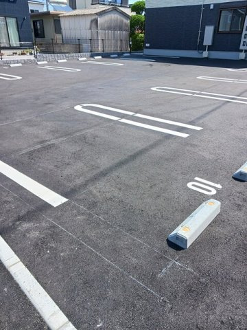 ミレールシャランの駐車場
