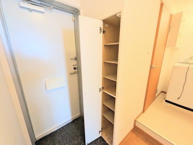 レオパレスみらいの玄関|設備・仕様は号室により異なる為、現況を優先致します。