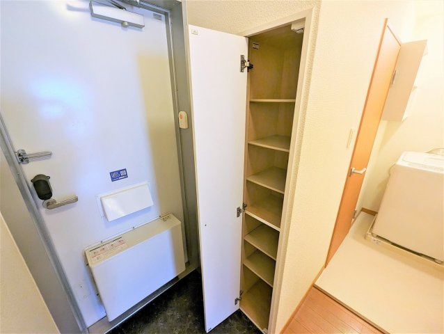 レオパレス源藤Ⅳの玄関|設備仕様は号室により異なる為、現況を優先致します。