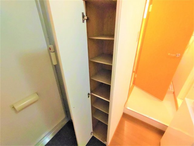 レオパレスセイバーの玄関|設備・仕様は号室により異なる為、現況を優先します。