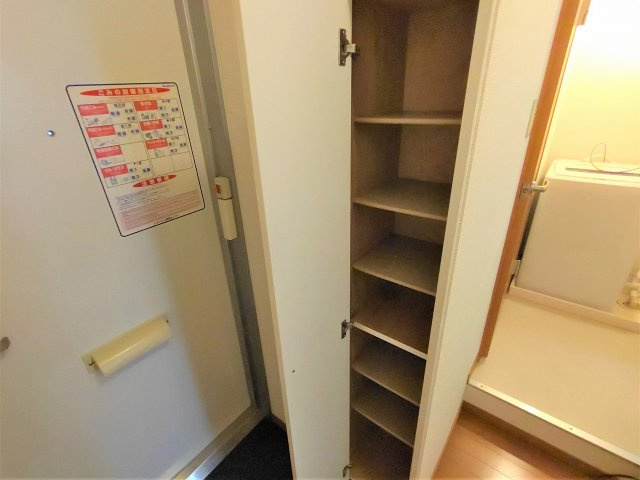 レオパレスセイバーの玄関|設備・仕様は号室により異なる為、現況を優先します。