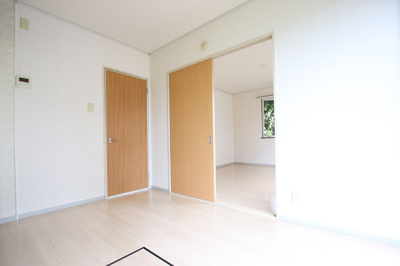 キッチンと洋室は引き戸でつながっています
