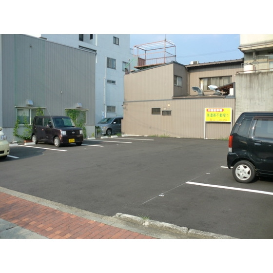 岐阜市長良大路１丁目の駐車場の外観