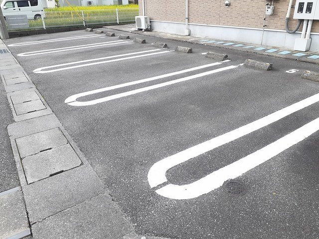 ヴィラ・ヴェルソー　Ⅱの駐車場|車をお持ちの方に嬉しい駐車場付きの物件です