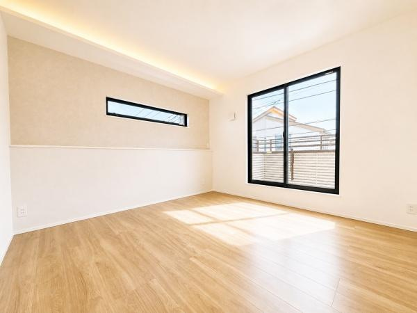 横浜市旭区白根６丁目の新築一戸建の洋室|広さも十分で窓からの光が嬉しい洋室です。
