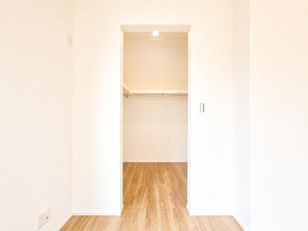 横浜市旭区白根６丁目の新築一戸建の収納|WICでお部屋もスッキリと利用できます！
洋服以外にも収納できるのは嬉しいポイント！