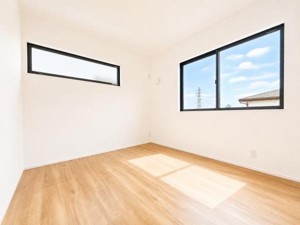 横浜市旭区白根６丁目の新築一戸建の洋室|窓からの光が嬉しい洋室です。
収納もあり、荷物が多い方にも安心です♪

