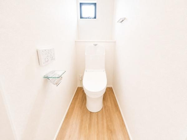 横浜市旭区白根６丁目の新築一戸建のトイレ|清潔感のある内装のすっきりとしたデザインのトイレです。
水周りが綺麗だと安心ですね。
