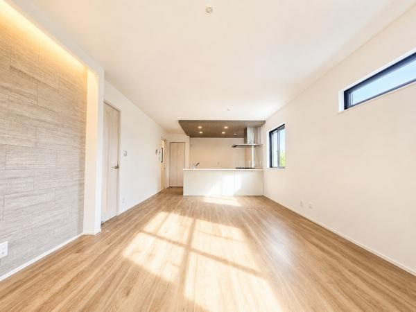横浜市旭区白根６丁目の新築一戸建の居間・リビング|自慢したくなるリビング！
形も良く家具の配置にも困りません。