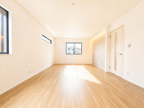 横浜市旭区白根６丁目の新築一戸建の居間・リビング|窓からは明るい光が差し込みます！
電気をつけなくても明るいです。