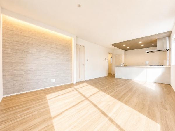 横浜市旭区白根６丁目の新築一戸建の居間・リビング|家族が自然と集まるリビングは
落ち着きのある空間です♪