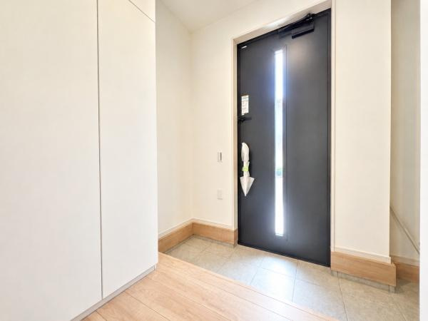 横浜市金沢区能見台１丁目の新築一戸建の玄関|この明るい玄関が気持ちよく迎え入れてくれます。
