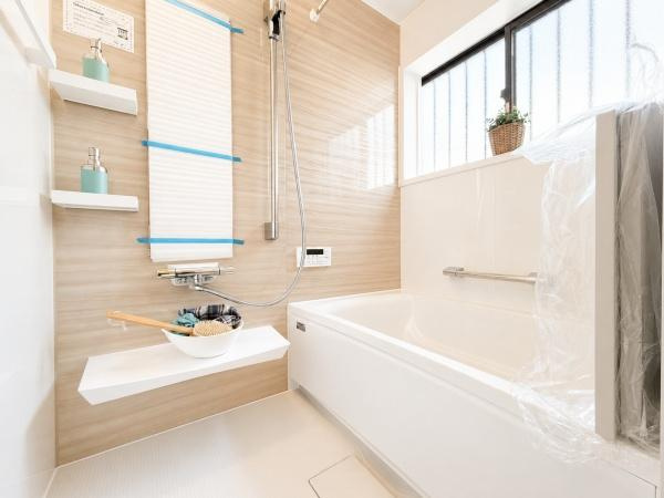 横浜市保土ケ谷区上菅田町の中古一戸建の浴室|窓付きの浴室です。
このバスルームで一日の疲れを癒してください！