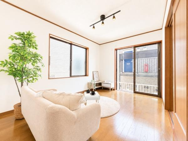 横浜市保土ケ谷区上菅田町の中古一戸建の洋室|二面採光の明るく、落ち着きのある洋室！
休日はこちらでおくつろぎ下さい♪