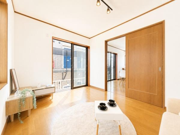 横浜市保土ケ谷区上菅田町の中古一戸建の洋室|窓からの光が嬉しい洋室です。
収納もあり、荷物が多い方にも安心です♪
