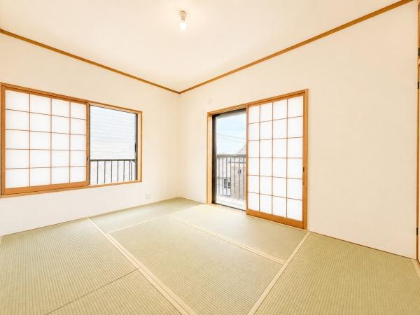 横浜市保土ケ谷区上菅田町の中古一戸建の和室|和室は日本人の心です
お子様が遊ぶのにも床が柔らかく安心♪