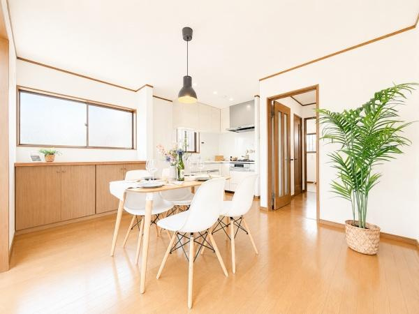 横浜市保土ケ谷区上菅田町の中古一戸建の居間・リビング|明るいLDK！
自然と家族が集まる空間です♪
※家具等はディスプレイであり、販売価格に家具は含まれておりません
