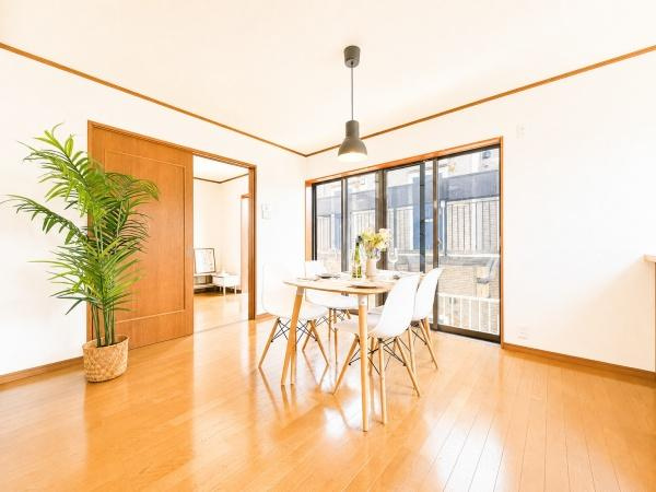 横浜市保土ケ谷区上菅田町の中古一戸建の居間・リビング|窓からは明るい光が差し込みます！
電気をつけなくても明るいです。
※家具等はディスプレイであり、販売価格に家具は含まれておりません