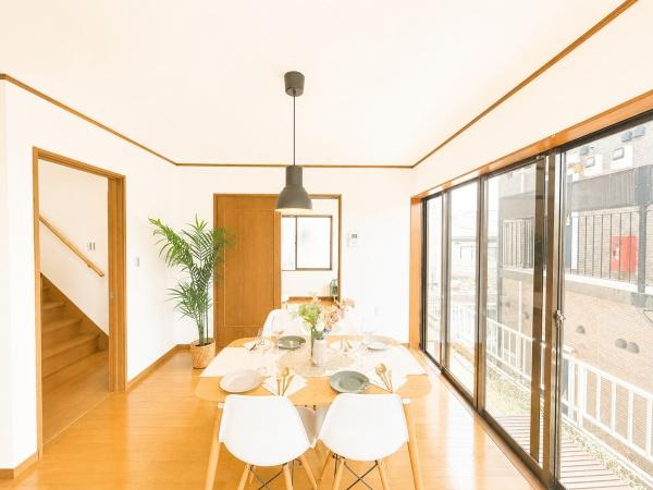 横浜市保土ケ谷区上菅田町の中古一戸建の居間・リビング|家族が自然と集まるリビングは
落ち着きのある空間です♪
※家具等はディスプレイであり、販売価格に家具は含まれておりません