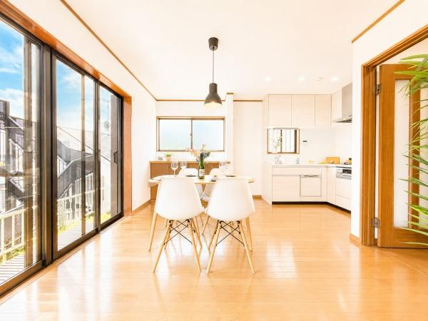 横浜市保土ケ谷区上菅田町の中古一戸建の居間・リビング|明るいLDK！！
陽当たり良好です。
※家具等はディスプレイであり、販売価格に家具は含まれておりません
