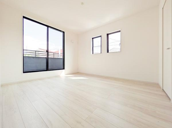 横浜市青葉区荏田町の新築一戸建の洋室|二面採光の明るく、落ち着きのある洋室！
休日はこちらでおくつろぎ下さい♪