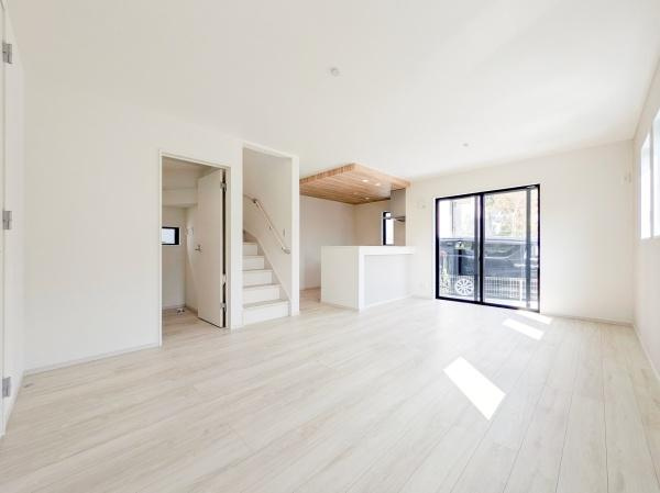 横浜市青葉区荏田町の新築一戸建の居間・リビング|自慢したくなるリビング！
形も良く家具の配置にも困りません。