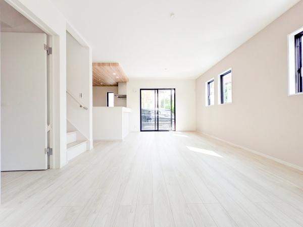 横浜市青葉区荏田町の新築一戸建の居間・リビング|家族が自然と集まるリビングは
落ち着きのある空間です♪