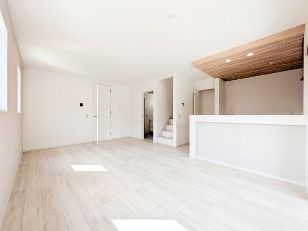横浜市青葉区荏田町の新築一戸建の居間・リビング|窓からは明るい光が差し込みます！
電気をつけなくても明るいです。