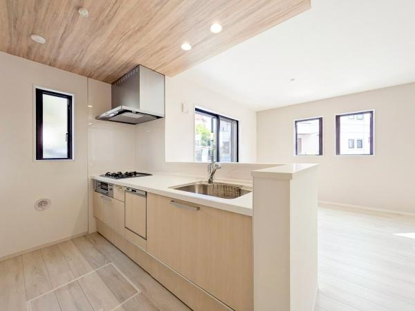 横浜市青葉区荏田町の新築一戸建のキッチン|対面式のキッチンはお料理中でも家族とのお話も弾みます。
