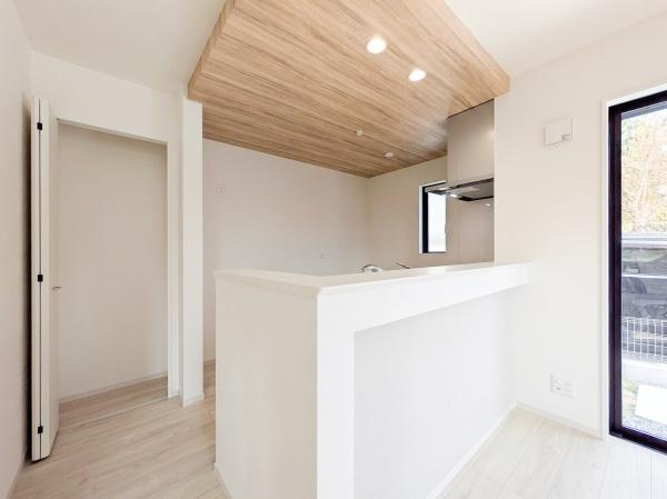 横浜市青葉区荏田町の新築一戸建のキッチン|パントリー付き！
パントリーがあるとキッチン周りをきれいに保てますね！