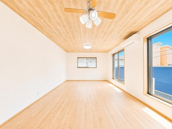 横浜市南区六ツ川２丁目の新築一戸建の居間・リビング|窓からは明るい光が差し込みます！
電気をつけなくても明るいです。