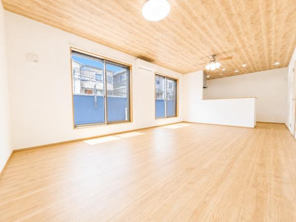 横浜市南区六ツ川２丁目の新築一戸建の居間・リビング|自慢したくなるリビング！
形も良く家具の配置にも困りません。