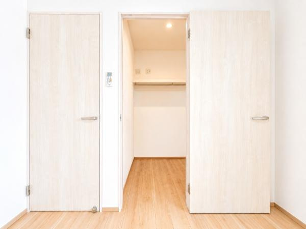 横浜市南区六ツ川２丁目の新築一戸建の収納|WICでお部屋もスッキリと利用できます！
洋服以外にも収納できるのは嬉しいポイント！