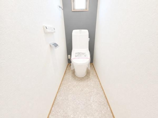 横浜市南区六ツ川２丁目の新築一戸建のトイレ|清潔感のある内装のすっきりとしたデザインのトイレです。
水周りが綺麗だと安心ですね。

