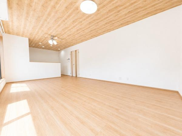 横浜市南区六ツ川２丁目の新築一戸建の居間・リビング|家族が自然と集まるリビングは
落ち着きのある空間です♪
