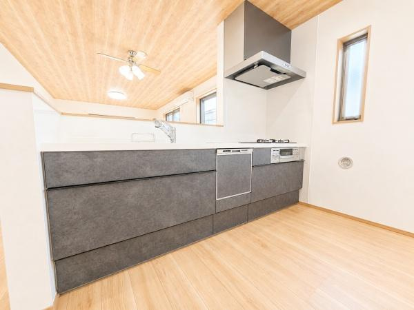 横浜市南区六ツ川２丁目の新築一戸建のキッチン|広々としたキッチンは、
落ち着いて料理が出来ます！