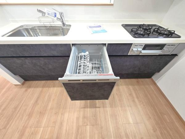 横浜市南区六ツ川２丁目の新築一戸建のキッチン|広々としたキッチンは、
落ち着いて料理が出来ます！