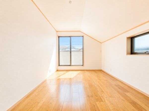 横浜市泉区和泉中央南２丁目の新築一戸建の洋室|窓からの光が嬉しい洋室です。
収納もあり、荷物が多い方にも安心です♪
