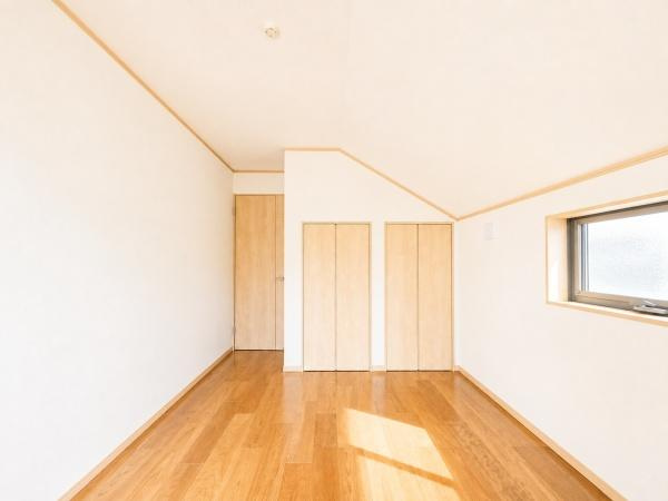 横浜市泉区和泉中央南２丁目の新築一戸建の洋室|クローゼットもあるので収納にも困りません！
荷物が多い方にも安心です。