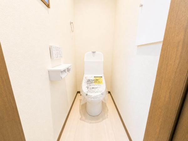 横浜市泉区和泉中央南２丁目の新築一戸建のトイレ|清潔感のある内装のすっきりとしたデザインのトイレです。
水周りが綺麗だと安心ですね。
