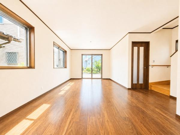 横浜市泉区和泉中央南２丁目の新築一戸建の居間・リビング|窓からは明るい光が差し込みます！
電気をつけなくても明るいです。