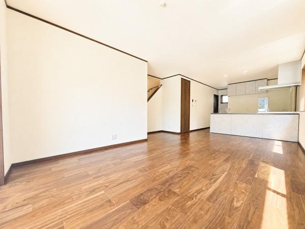 横浜市泉区和泉中央南２丁目の新築一戸建の居間・リビング|家族が自然と集まるリビングは
落ち着きのある空間です♪